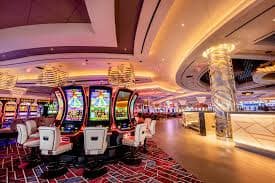 Dealer kasino langsung memandu permainan dengan profesional