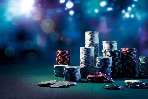 Dealer kasino langsung mengelola permainan baccarat secara profesional