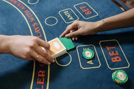 Pengguna mengakses permainan Live Casino dorahoki di perangkat mobile dengan tampilan responsif